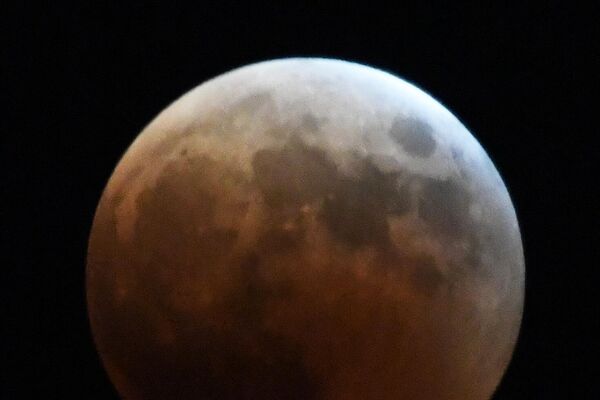 القمر خلال الكسوف في فلاديفوستوك الروسية. في 8 نوفمبر، بعد الظهر، سيُغطى القمر جزئيًا بظل الأرض، وسيغطي القمر أورانوس ويتحول إلى اللون الأحمر القرمزي (القمر الدموي). سيكمل هذا الحدث ممر الكسوف الذي بدأ في أكتوبر. في المرة القادمة يمكن ملاحظة هذا فقط في غضون سنوات قليلة. - سبوتنيك عربي