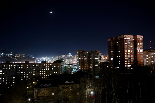 القمر خلال الكسوف في فلاديفوستوك الروسية. في 8 نوفمبر، بعد الظهر، سيُغطى القمر جزئيًا بظل الأرض، وسيغطي القمر أورانوس ويتحول إلى اللون الأحمر القرمزي (القمر الدموي). سيكمل هذا الحدث ممر الكسوف الذي بدأ في أكتوبر. في المرة القادمة يمكن ملاحظة هذا فقط في غضون سنوات قليلة. - سبوتنيك عربي