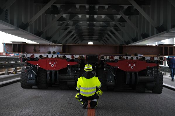 عمال البناء يقومون باستكمال المرحلة الأولى من ترميم الأجزاء المتضررة من مسار الطريق على جسر القرم الروسي. - سبوتنيك عربي