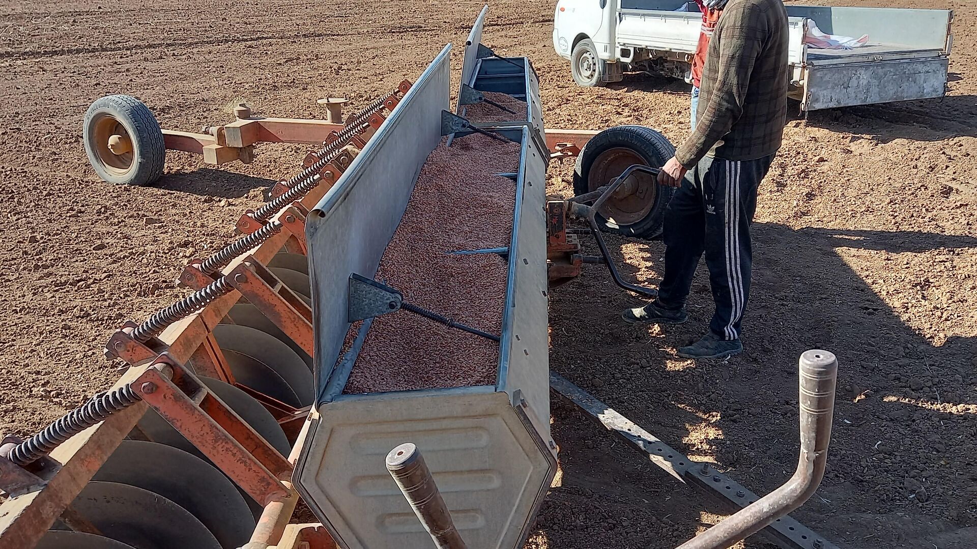 مزراعو شرقي سوريا بين مطرقة الاحتلال الأمريكي وغياب الدعم الحكومي مزراعو شرقي سوريا بين مطرقة الاحتلال الأمريكي وغياب الدعم الحكومي - سبوتنيك عربي, 1920, 10.11.2022