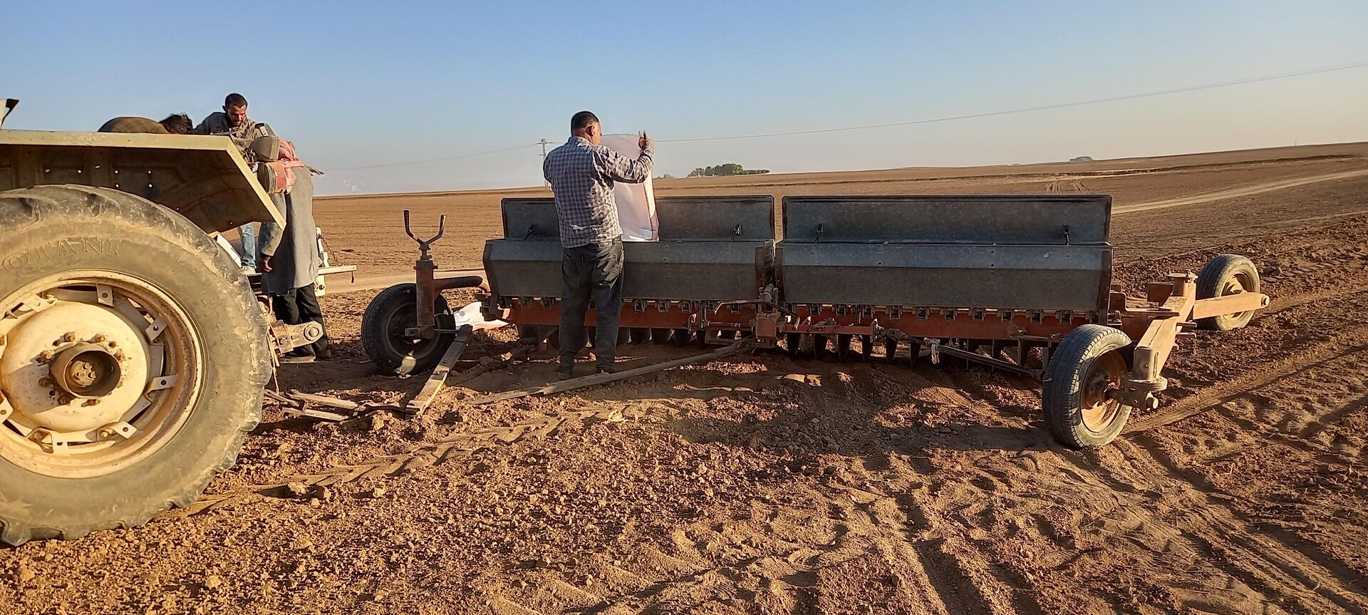 مزراعو شرقي سوريا بين مطرقة الاحتلال الأمريكي وغياب الدعم الحكومي مزراعو شرقي سوريا بين مطرقة الاحتلال الأمريكي وغياب الدعم الحكومي - سبوتنيك عربي, 1920, 10.11.2022