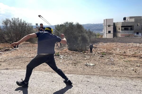 مواجهات مع القوات الإسرائيلية خلال مسيرات شعبية بالضفة الغربية مواجهات مع القوات الإسرائيلية خلال مسيرات شعبية بالضفة الغربية - سبوتنيك عربي