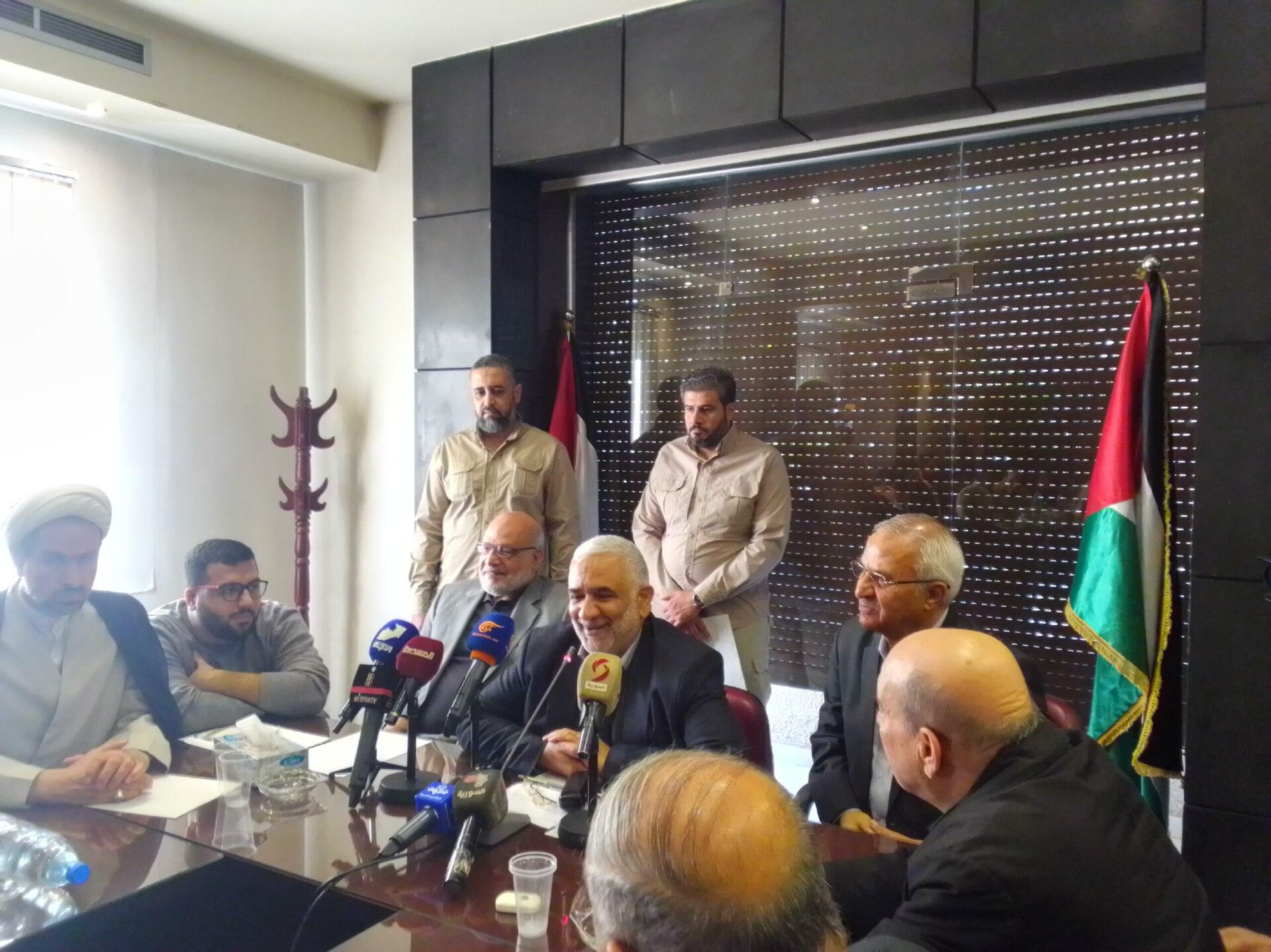 معاون رئيس مجلس الشورى الإيراني للشؤون الفلسطينية مجتبى أبطحي في لقاء مع الأمناء العامين لفصائل المقاومة الفلسطينية في دمشق  - سبوتنيك عربي, 1920, 12.11.2022