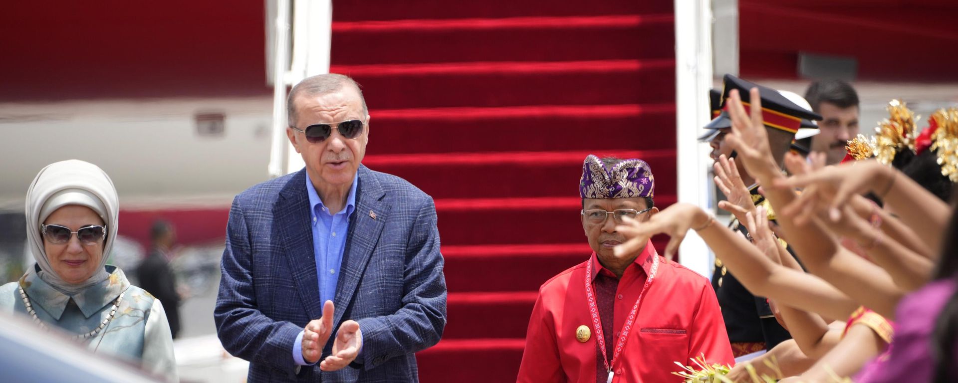 الرئيس التركي رجب طيب أردوغان، وسط الصورة، وزوجته أمينة، ينزلان من طائرتهما لدى وصولهما إلى مطار نجوراه راي الدولي قبل قمة مجموعة العشرين في بالي، إندونيسيا، 14 نوفمبر 2022. - سبوتنيك عربي, 1920, 05.01.2023