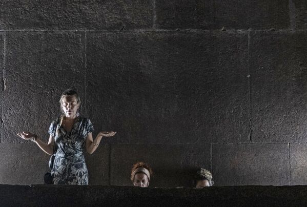 زوار في غرفة الملك داخل الهرم الأكبر للملك المصري القديم خوفو (الذي بني حوالي 2570 قبل الميلاد) في مقبرة الجيزة على مشارف القاهرة، مصر 12 نوفمبر 2022. - سبوتنيك عربي