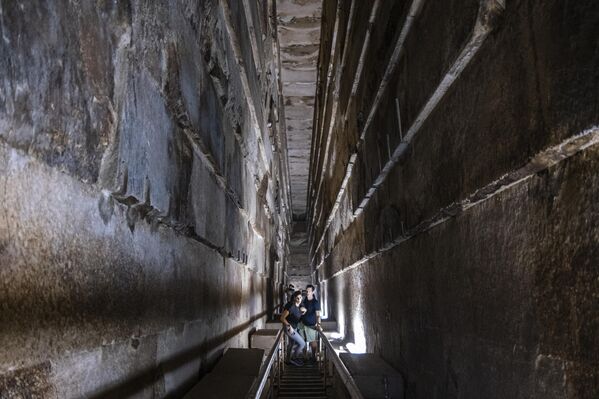 يتسلق الزوار المعرض الكبير للوصول إلى غرفة الملك داخل الهرم الأكبر للملك المصري القديم خوفو (الذي بني حوالي 2570 قبل الميلاد) في مقبرة الجيزة على مشارف القاهرة، مصر 12 نوفمبر/نوفمبر 2022. - سبوتنيك عربي