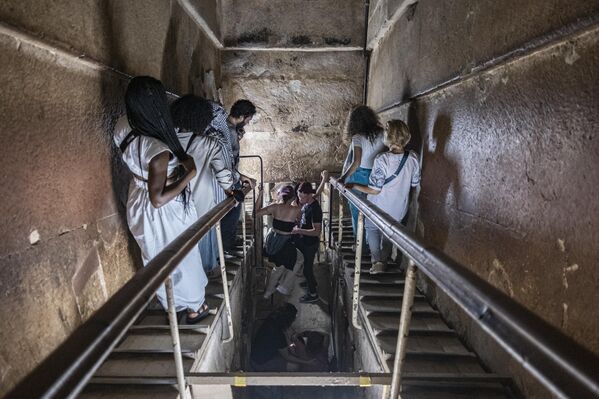 يخرج الزوار من المعرض الكبير في طريقهم للخروج من الهرم الأكبر للملك المصري القديم خوفو (الذي بني حوالي 2570 قبل الميلاد) في مقبرة الجيزة في ضواحي القاهرة، مصر 12 نوفمبر 2022. - سبوتنيك عربي