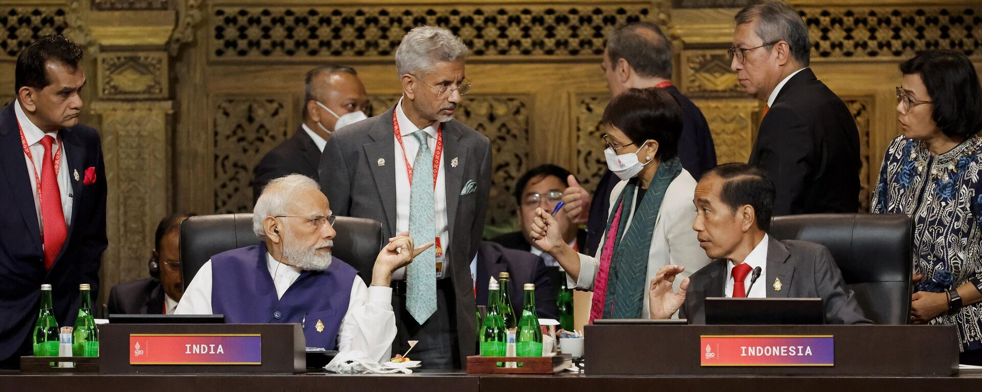 رئيس الوزراء الهندي ناريندرا مودي، جالسًا على اليسار، ورئيس إندونيسيا جوكو ويدودو، جالسًا على اليمين، يحضران جلسة في قمة قادة مجموعة العشرين، في نوسا دوا، بالي، إندونيسيا 16 نوفمبر 2022. - سبوتنيك عربي, 1920, 25.02.2023