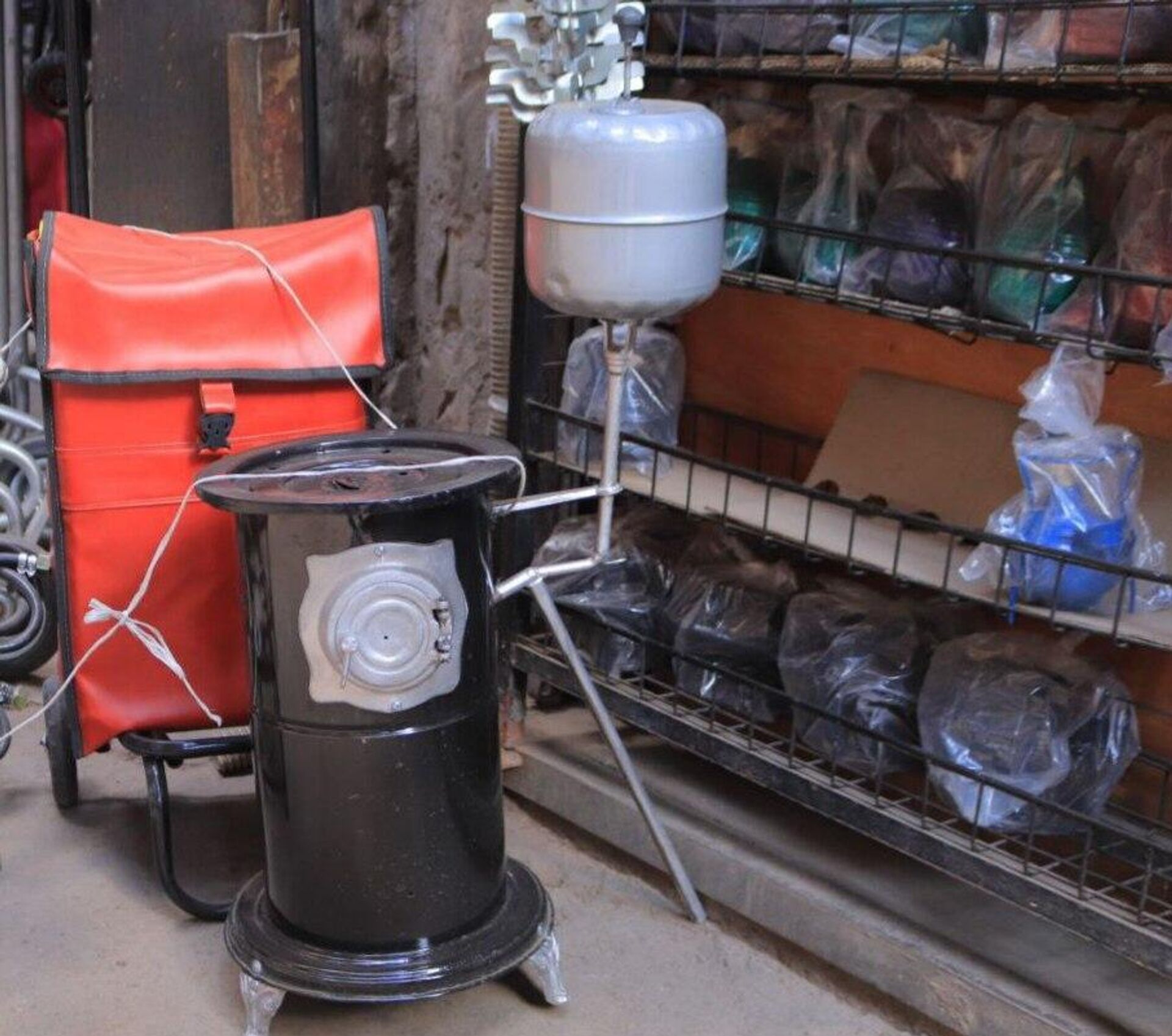 انتشار مدافئ قديمة في سوريا على خلفية الحصار الاقتصادي القاسي وسرقة نفط البلاد - سبوتنيك عربي, 1920, 18.11.2022