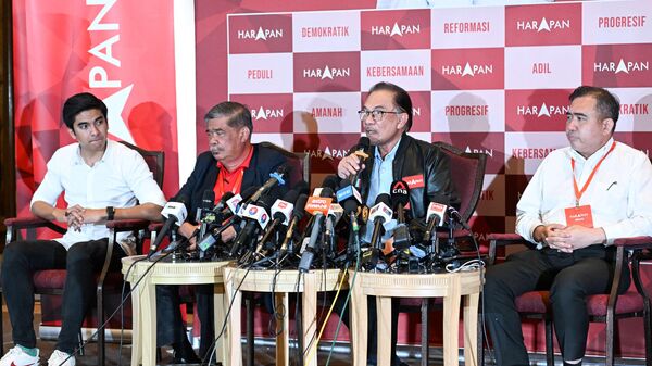 زعيم المعارضة الماليزية أنور إبراهيم يعقد مؤتمرا صحفيا في كوالالمبور، 20 نوفمبر 2022. - سبوتنيك عربي