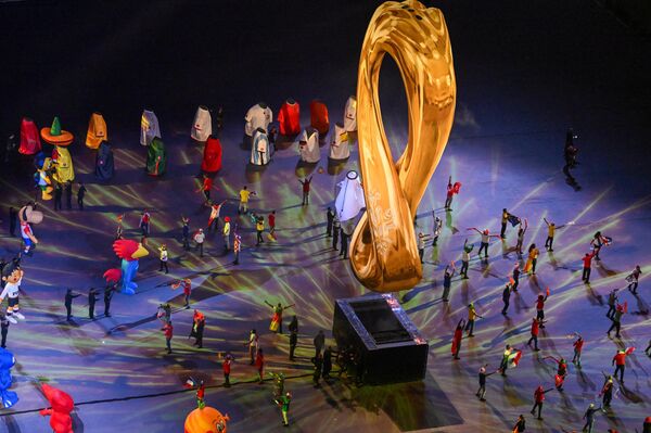 راقصون يؤدون عرضهم خلال حفل الافتتاح قبيل انطلاق مباراة المجموعة الأولى لكأس العالم 2022 في قطر بين قطر والإكوادور على ملعب البيت في الخور شمال الدوحة في 20 نوفمبر 2022. راقصون يؤدون عرضهم خلال حفل الافتتاح قبيل انطلاق مباراة المجموعة الأولى لكأس العالم 2022 في قطر بين قطر والإكوادور على ملعب البيت في الخور شمال الدوحة في 20 نوفمبر 2022. - سبوتنيك عربي