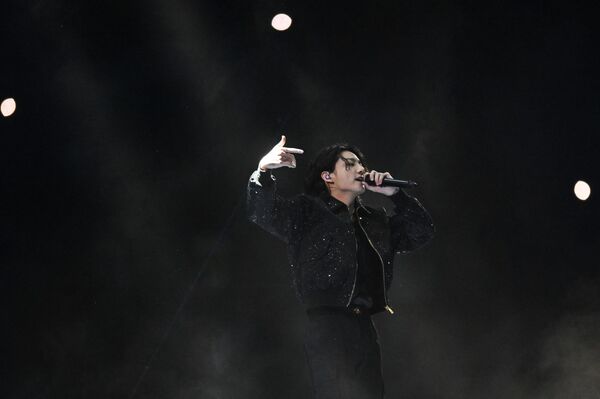 قدم المغني الكوري الجنوبي جونغ كوك عرضًا خلال حفل الافتتاح قبل انطلاق مباراة المجموعة الأولى لكأس العالم قطر 2022 بين قطر والإكوادور على استاد البيت في الخور شمال الدوحة في 20 نوفمبر 2022. قدم المغني الكوري الجنوبي جونغ كوك عرضًا خلال حفل الافتتاح قبل انطلاق مباراة المجموعة الأولى لكأس العالم قطر 2022 بين قطر والإكوادور على استاد البيت في الخور شمال الدوحة في 20 نوفمبر 2022. - سبوتنيك عربي