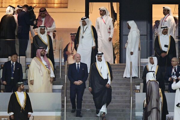 رئيس فيفا جياني إنفانتينو (يسار الوسط) وأمير قطر تميم بن حمد آل ثاني (يمين الوسط) في حفل افتتاح كأس العالم لكرة القدم 2022 في ملعب البيت (الحور) في قطر. رئيس فيفا جياني إنفانتينو (يسار الوسط) وأمير قطر تميم بن حمد آل ثاني (يمين الوسط) في حفل افتتاح كأس العالم لكرة القدم 2022 في ملعب البيت (الحور) في قطر. - سبوتنيك عربي