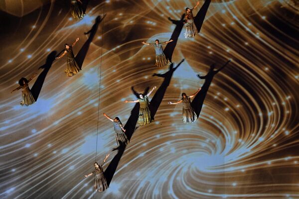 راقصون يؤدون عرضهم خلال حفل الافتتاح قبيل انطلاق مباراة المجموعة الأولى لكأس العالم 2022 في قطر بين قطر والإكوادور على ملعب البيت في الخور شمال الدوحة في 20 نوفمبر 2022. راقصون يؤدون عرضهم خلال حفل الافتتاح قبيل انطلاق مباراة المجموعة الأولى لكأس العالم 2022 في قطر بين قطر والإكوادور على ملعب البيت في الخور شمال الدوحة في 20 نوفمبر 2022. - سبوتنيك عربي