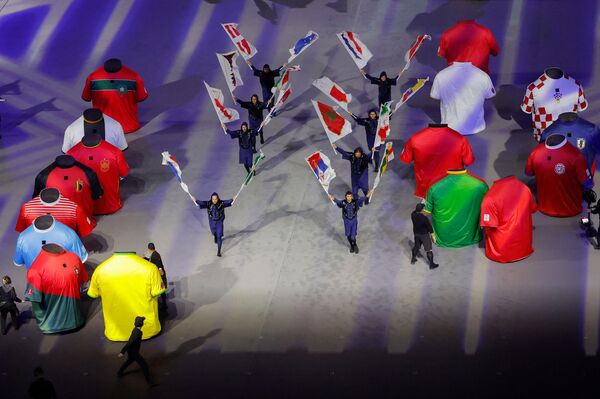 راقصون يؤدون عرضهم خلال حفل الافتتاح قبيل انطلاق مباراة المجموعة الأولى لكأس العالم 2022 في قطر بين قطر والإكوادور على ملعب البيت في الخور شمال الدوحة في 20 نوفمبر 2022. راقصون يؤدون عرضهم خلال حفل الافتتاح قبيل انطلاق مباراة المجموعة الأولى لكأس العالم 2022 في قطر بين قطر والإكوادور على ملعب البيت في الخور شمال الدوحة في 20 نوفمبر 2022. - سبوتنيك عربي