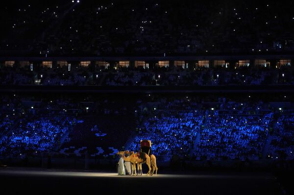 راقصون يؤدون عرضهم خلال حفل الافتتاح قبيل انطلاق مباراة المجموعة الأولى لكأس العالم 2022 في قطر بين قطر والإكوادور على ملعب البيت في الخور شمال الدوحة في 20 نوفمبر 2022. راقصون يؤدون عرضهم خلال حفل الافتتاح قبيل انطلاق مباراة المجموعة الأولى لكأس العالم 2022 في قطر بين قطر والإكوادور على ملعب البيت في الخور شمال الدوحة في 20 نوفمبر 2022. - سبوتنيك عربي
