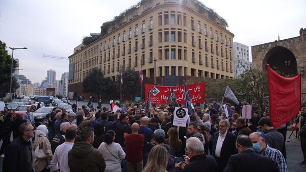 بمشاركة وزير المهجرين تظاهرة للمودعين اللبنانيين أمام البرلمان اللبناني ضد قانون  الكابيتال كونترول - سبوتنيك عربي