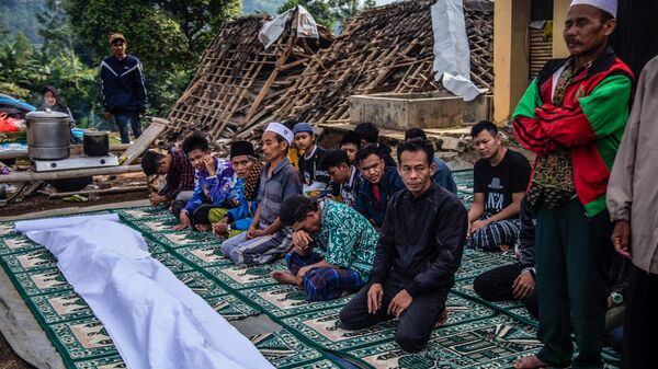 تداعيات زلزال بقوة 5.6 درجة أدى إلى مقتل ما لا يقل عن 162 شخصًا وإصابة المئات وفقد آخرين في سيانجور، إندونيسيا في 22 نوفمبر 2022. - سبوتنيك عربي