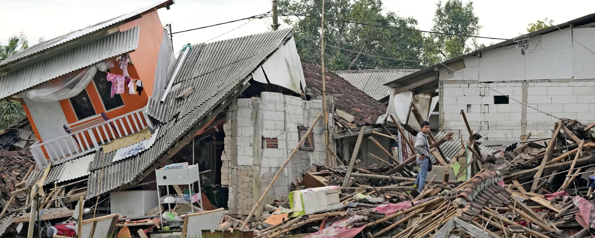 تداعيات زلزال بقوة 5.6 درجة أدى إلى مقتل ما لا يقل عن 162 شخصًا وإصابة المئات وفقد آخرين في سيانجور، إندونيسيا في 22 نوفمبر 2022. - سبوتنيك عربي, 1920, 20.12.2022