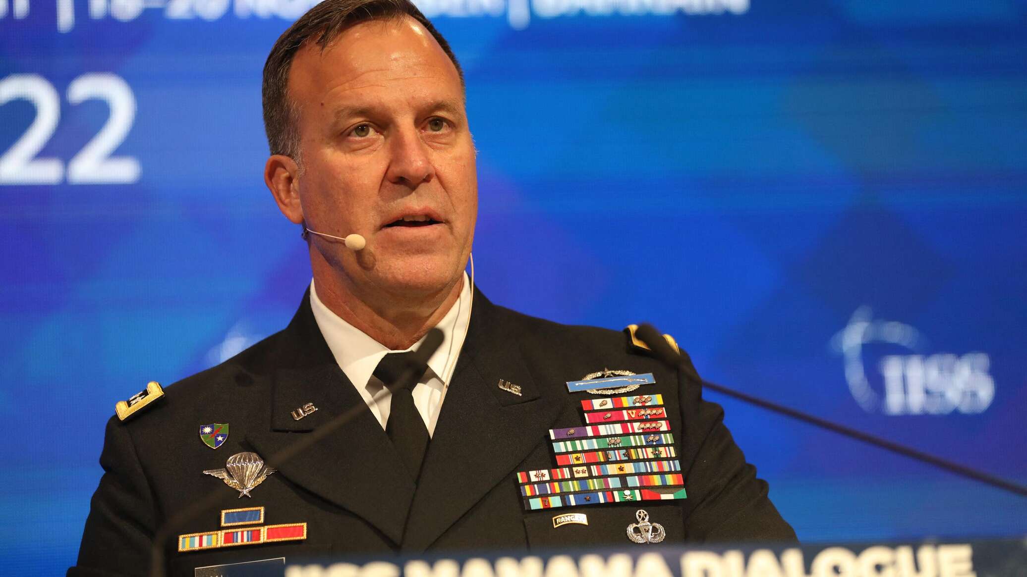 إعلام: قائد القيادة المركزية الأمريكية حذر سرا من أن العمليات العسكرية لا تردع هجمات "أنصار الله"