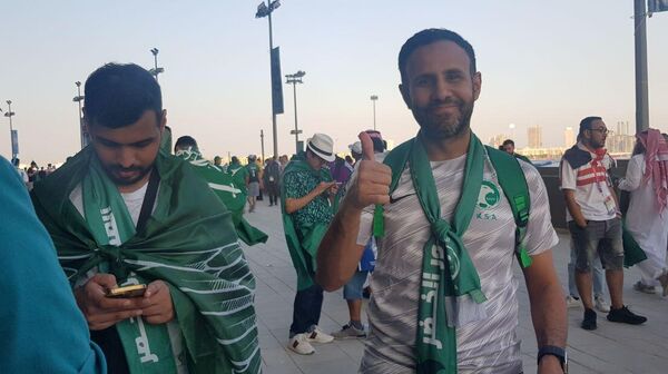 المشجعون السعوديون بعد فوز منتخبهم على منتخب الأرجنتين في كأس العالم قطر 2002، الدوحة  - سبوتنيك عربي