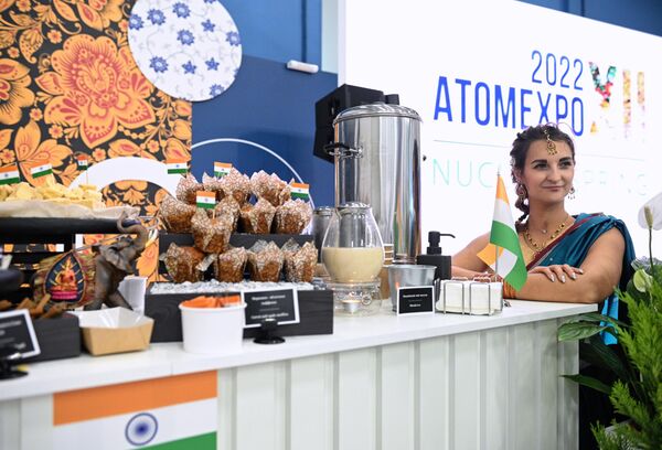 يعامل المشاركين في المنتدى الدولي الثاني عشر Atomexpo-2022 في سوتشي - سبوتنيك عربي