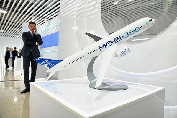 نموذج للطائرة MS-21-300 في جناح شركة روساتوم الحكومية في المعرض كجزء من المنتدى الدولي الثاني عشر Atomexpo-2022 في سوتشي - سبوتنيك عربي