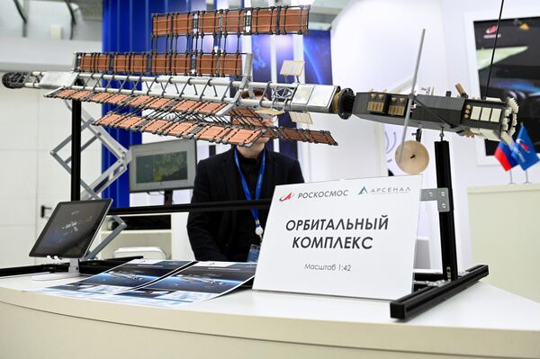 نموذج للمجمع المداري في جناح شركة روسكوسموس الحكومية في المعرض كجزء من المنتدى الدولي الثاني عشر Atomexpo-2022 في سوتشي. - سبوتنيك عربي