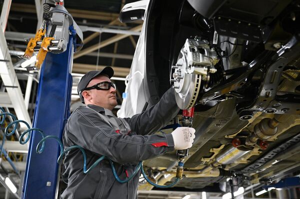 عرض سيارة موسكفيتش في مصنع موسكو للسيارات موسكفيتش، روسيا 23 نوفمبر 2022 - سبوتنيك عربي