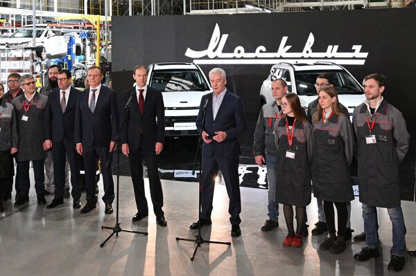 عمدة موسكو سيرغي سوبيانين ونائب رئيس وزراء روسيا الاتحادية - وزير الصناعة والتجارة دينيس مانتوروف (من اليمين إلى اليسار من الوسط) في مصنع موسكو للسيارات، حيث بدأ تجميع السيارات. - سبوتنيك عربي