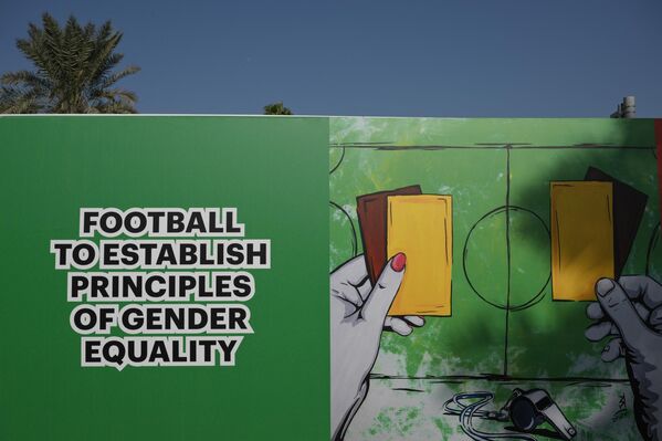 تم تصوير لوحة جدارية تقول كرة القدم ترسي مبادئ المساواة بين الجنسين في الدوحة في 15 نوفمبر 2022 قبل كأس العالم لكرة القدم 2022. - سبوتنيك عربي