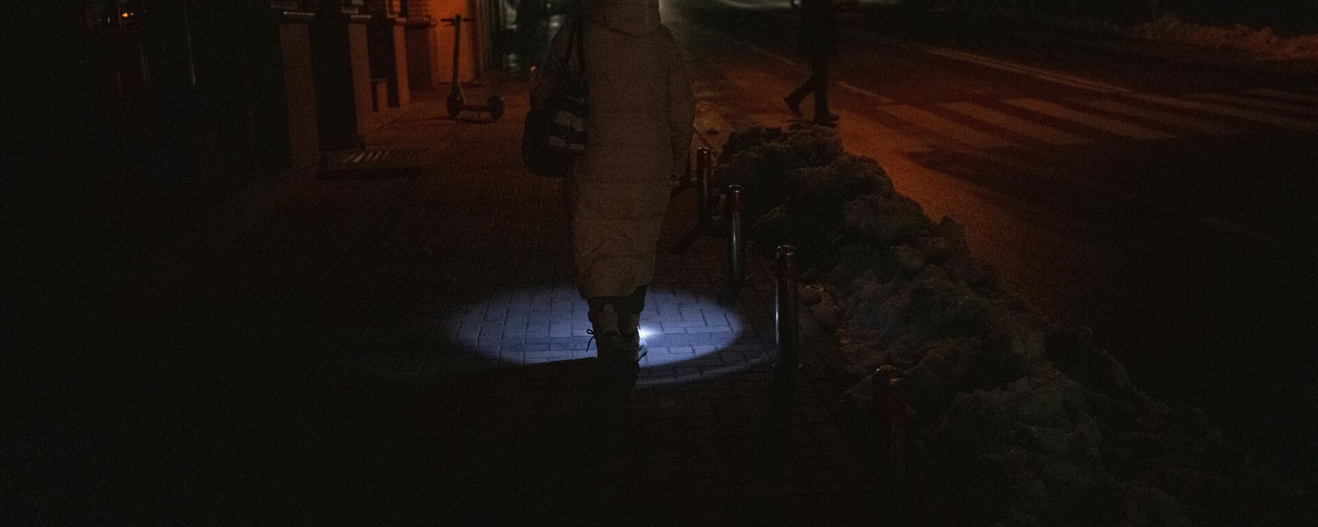 امرأة تسير في أحد شوارع كييف في 23 نوفمبر 2022 - سبوتنيك عربي, 1920, 11.02.2023