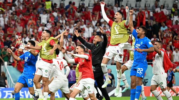 منتخب المغرب يحتفل بالفوز على بلجيكا في كأس العالم قطر 2022 - سبوتنيك عربي