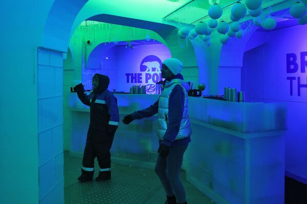 سعوديون يرقصون في حانة "بولار آيس بار"، المصنوعة من الجليد،" التي افتتحت حديثًا في الرياض، حيث الإيقاعات الموسيقية ويتم تقديم مشروبات غير كحولية، ضمن "موسم الرياض"، إحدى مبادرات الهيئة السعودية للترفيه. - سبوتنيك عربي