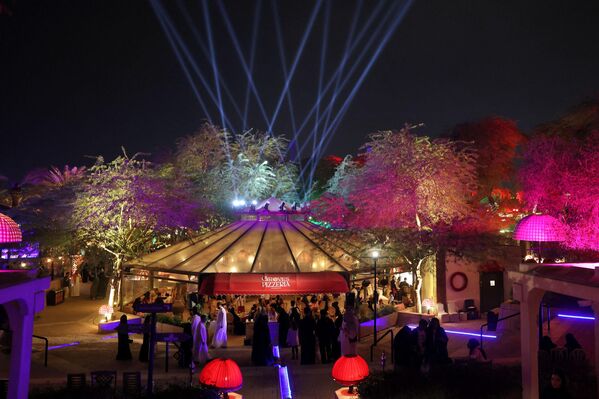 سعوديون يتنزهون في حديقة غروفز الترفيهية، ضمن موسم الرياض، إحدى مبادرات الهيئة السعودية للترفيه، الرياض، السعودية 28 نوفمبر 2022 - سبوتنيك عربي