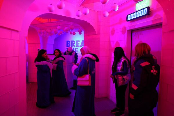 سعوديون داخل حانة "بولار آيس بار"، المصنوعة من الجليد، التي افتتحت حديثًا في الرياض، حيث الإيقاعات الموسيقية وتقدم مشروبات غير كحولية، ضمن "موسم الرياض"، إحدى مبادرات الهيئة السعودية للترفيه، 28 نوفمبر 2022 - سبوتنيك عربي