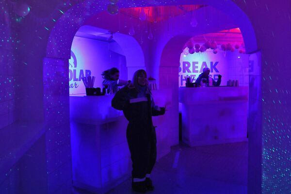 سعوديون داخل حانة "بولار آيس بار"، المصنوعة من الجليد،" التي افتتحت حديثًا في الرياض، حيث الإيقاعات الموسيقية وتقدم مشروبات غير كحولية، ضمن "موسم الرياض"، إحدى مبادرات الهيئة السعودية للترفيه، 28 نوفمبر 2022 - سبوتنيك عربي