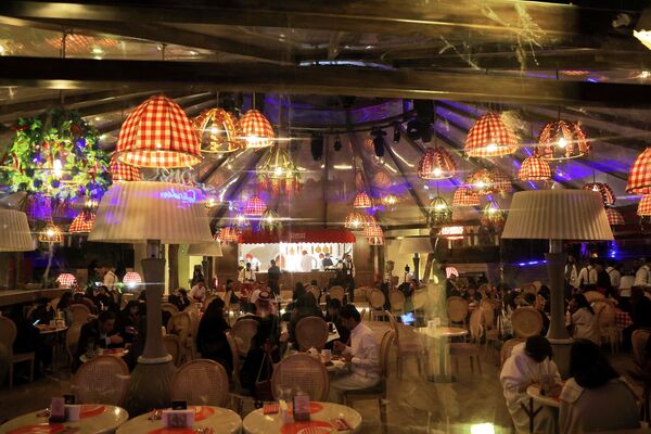 سعوديون يأكلون في مطعم داخل حديقة "غروفز" الترفيهية، ضمن "موسم الرياض"، إحدى مبادرات الهيئة السعودية للترفيه، الرياض، السعودية 28 نوفمبر 2022 - سبوتنيك عربي