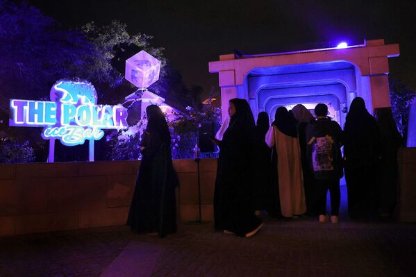 سعوديون يقفون على مدخل حانة "بولار آيس بار"، المصنوعة من الجليد، التي افتتحت حديثًا في الرياض، حيث الإيقاعات الموسيقية وتقدم مشروبات غير كحولية، ضمن "موسم الرياض"، إحدى مبادرات الهيئة السعودية للترفيه، 28 نوفمبر 2022 - سبوتنيك عربي