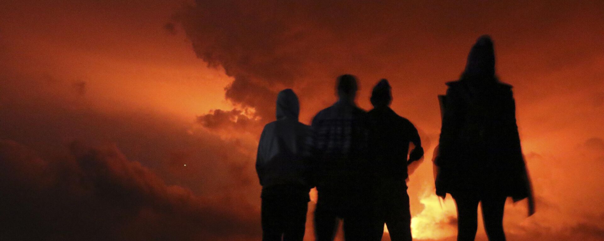 الناس يشاهدون الوهج من الحمم البركانية التي تنفجر من بركان ماونا لوا في هاواي، في هيلو، 28 نوفمبر 2022. - سبوتنيك عربي, 1920, 27.10.2024