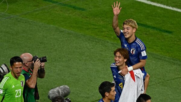 فرحة لاعبي المنتخب الياباني بعد الفوز على إسبانيا والتأهل للدور الستة عشر في بطولة كأس العالم قطر 2022 - سبوتنيك عربي