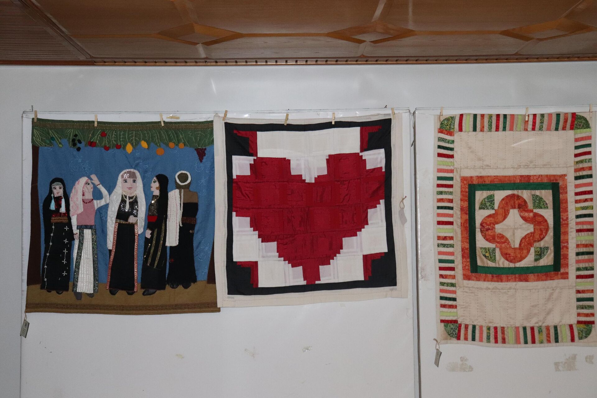 نساء سوريات ينسجن حنينهن إلى الحياة من بقايا الأقمشة الميتة - سبوتنيك عربي, 1920, 02.12.2022