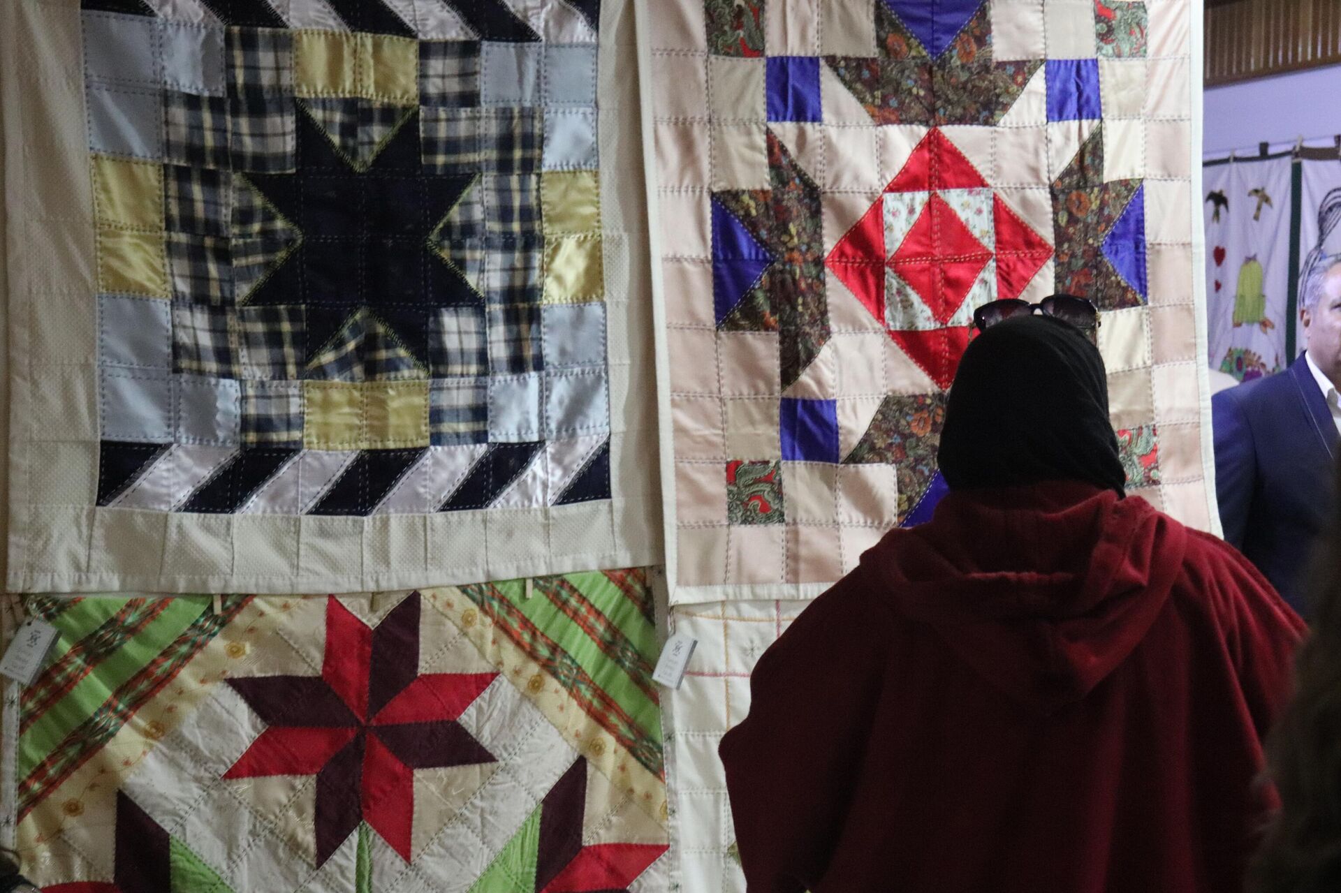 نساء سوريات ينسجن حنينهن إلى الحياة من بقايا الأقمشة الميتة - سبوتنيك عربي, 1920, 02.12.2022