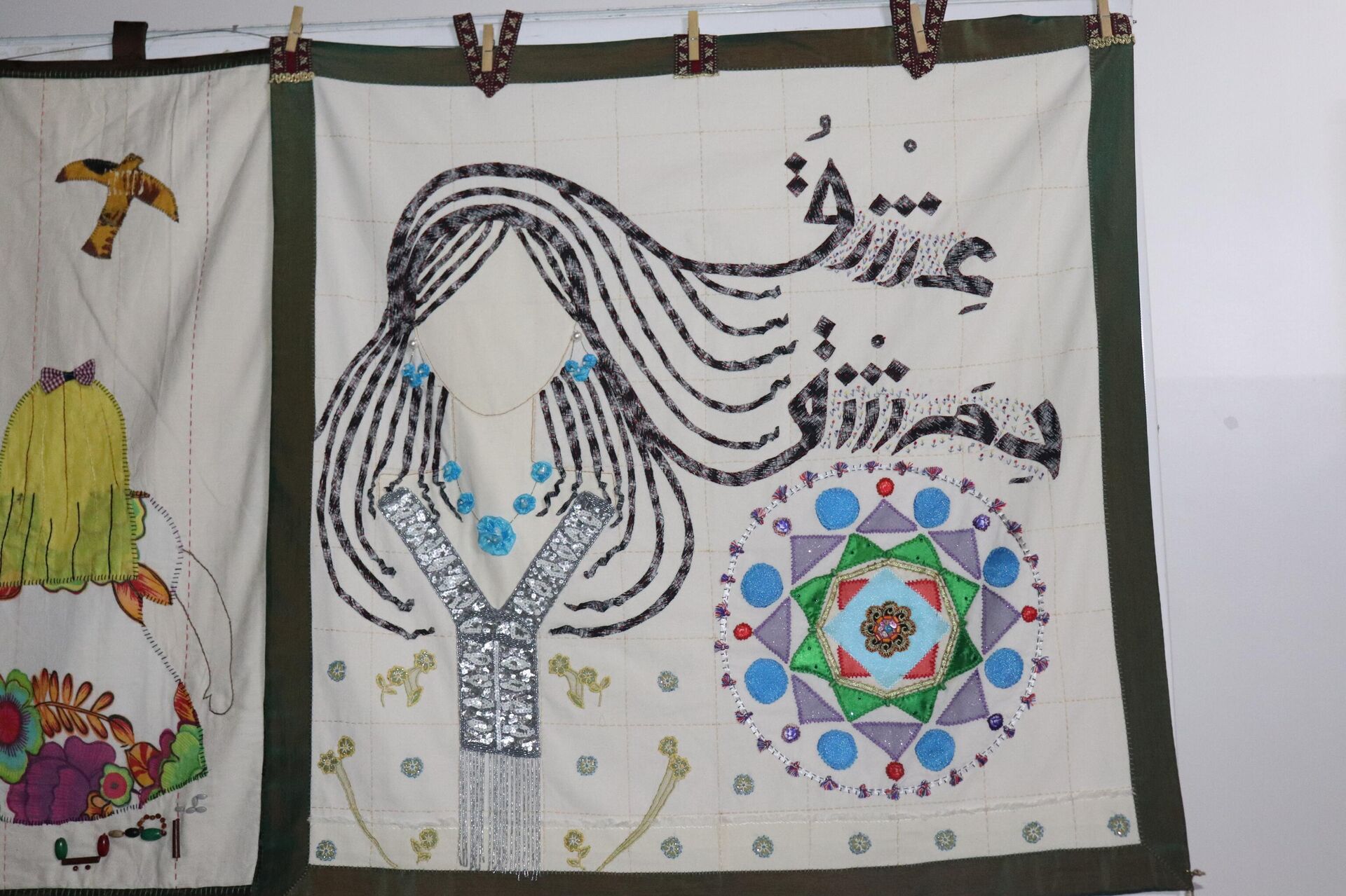 نساء سوريات ينسجن حنينهن إلى الحياة من بقايا الأقمشة الميتة - سبوتنيك عربي, 1920, 02.12.2022