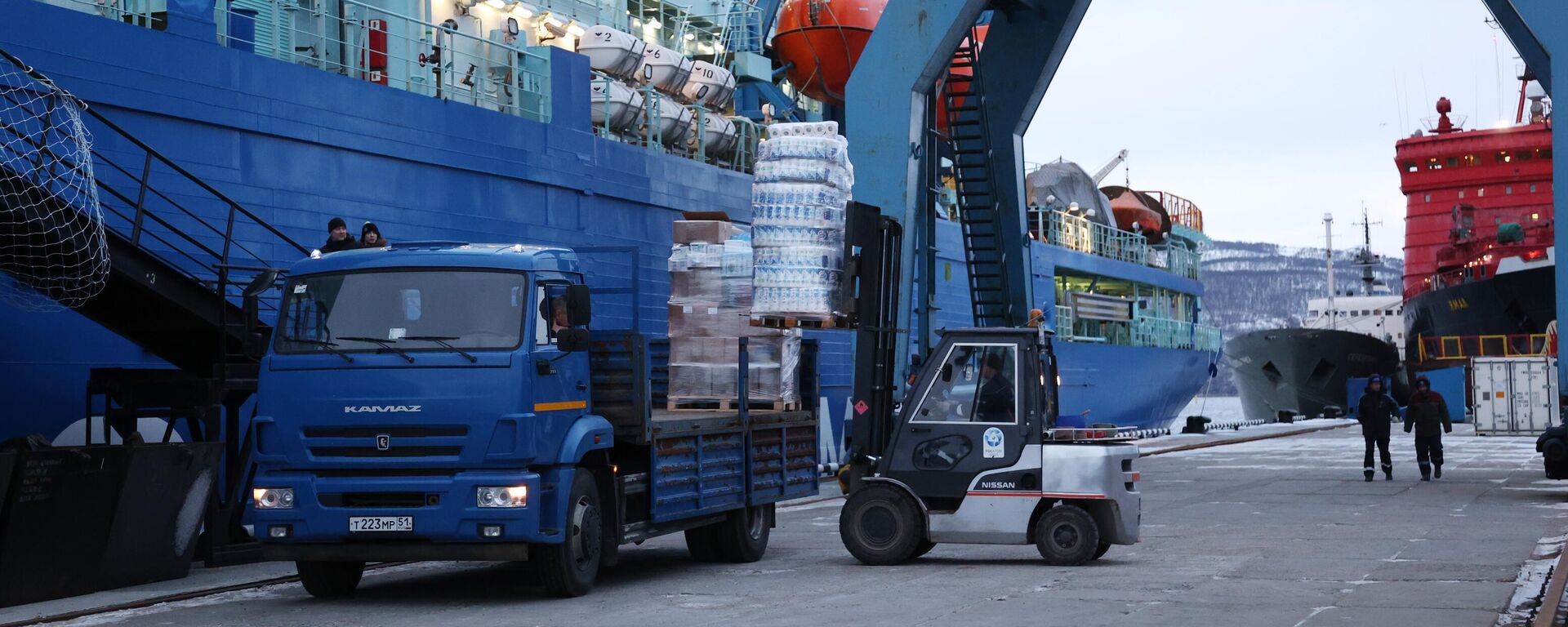 تحميل المؤن والمعدات على كاسحة الجليد أورال التي تعمل بالطاقة النووية (مشروع 22220) في ميناء مورمانسك، روسيا - سبوتنيك عربي, 1920, 20.03.2023