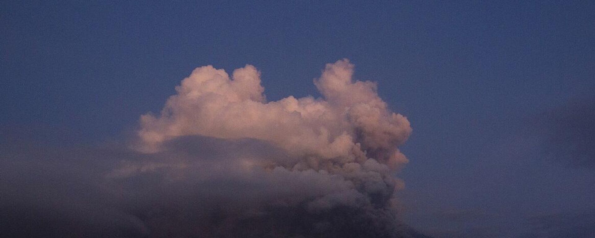 بركان جبل سيميرو ينفث الدخان والرماد في إندونيسيا، 4 ديسمبر/ كانون الأول 2022 - سبوتنيك عربي, 1920, 04.12.2022