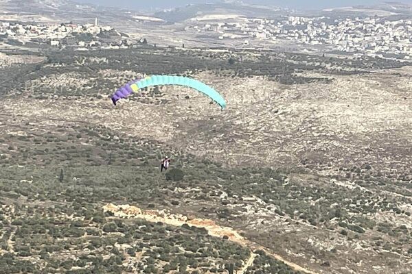 شاب فلسطيني يحقق حلمه بالطيران ويصبح قبطان طائرة شراعية صنعها بيده شاب فلسطيني يحقق حلمه بالطيران ويصبح قبطان طائرة شراعية صنعها بيده - سبوتنيك عربي