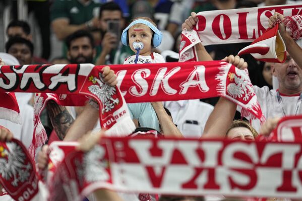 يهتف المشجعون على المدرجات مع انطلاق مباراة كأس العالم لكرة القدم من دور الـ16 بين فرنسا وبولندا في ملعب الثمامة في الدوحة، قطر 4 ديسمبر 2022. - سبوتنيك عربي