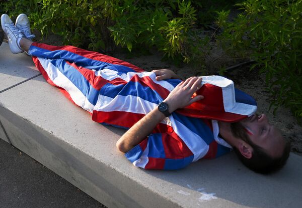 أحد مشجعي المنتخب الفرنسي يستريح قبل انطلاق مباراة نهائيات كأس العالم 1/8 بين منتخبي فرنسا وبولندا 4 ديسمبر 2022 - سبوتنيك عربي