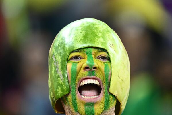 أحد مشجعي المنتخب البرازيلي يهتف لمنتخبه أثناء انتظار انطلاق مباراة قطر 2022 لكرة القدم ضمن المجموعة السابعة بين البرازيل وسويسرا على ملعب 974 بالدوحة في 28 نوفمبر 2022. - سبوتنيك عربي